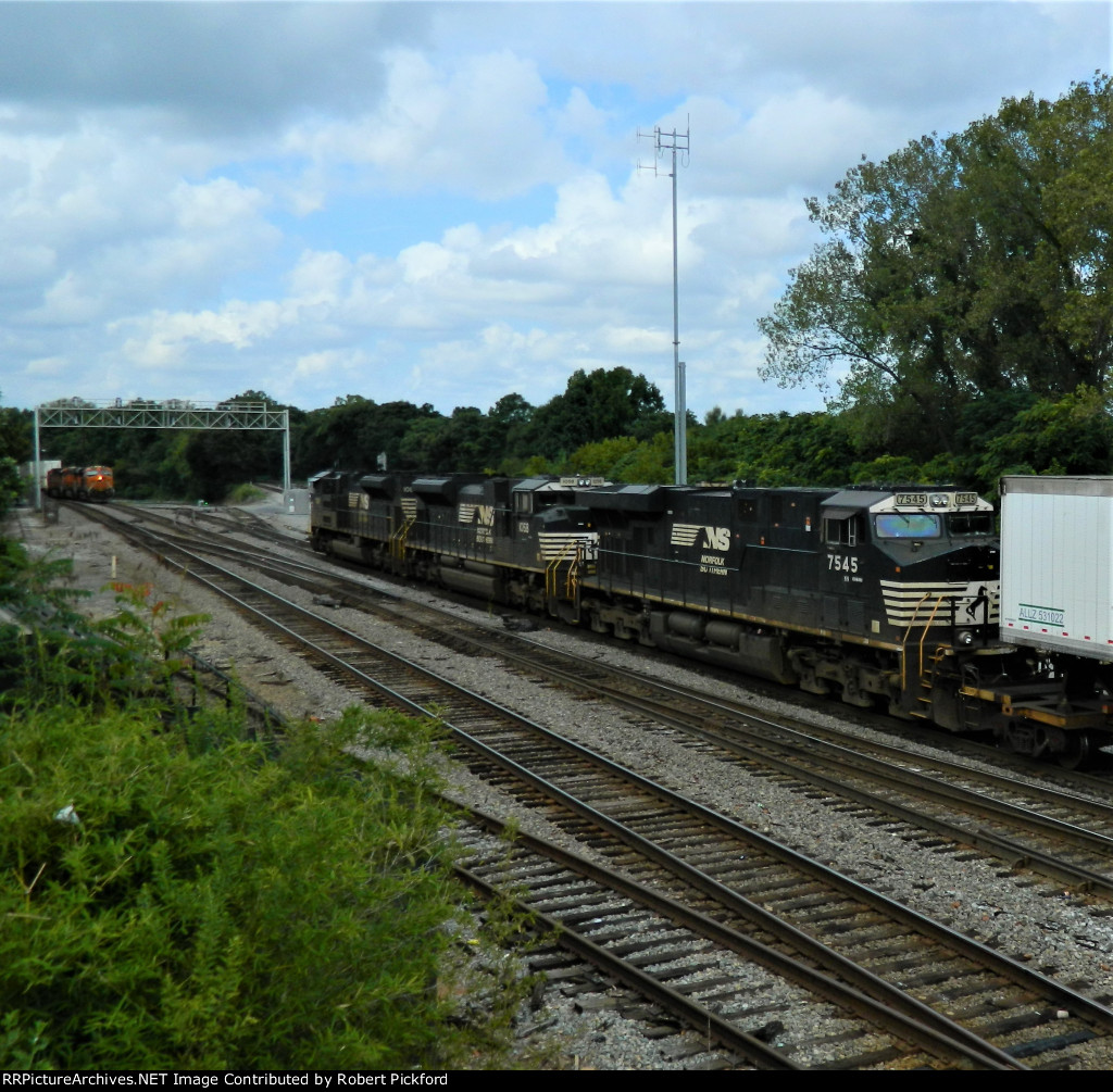 NS 1087 (SD70ACe) 1058 (SD70ACe) 7545 (ES40DC)